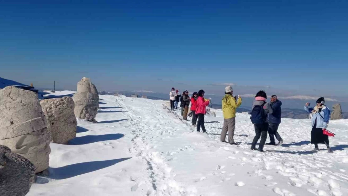 Taylandlı turistler Nemrut'un zirvesinde