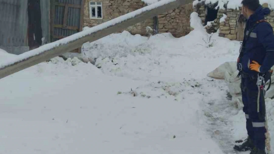 Tekman'da direkler devrildi, 30 mahalle 3 gün karanlıkta kaldı