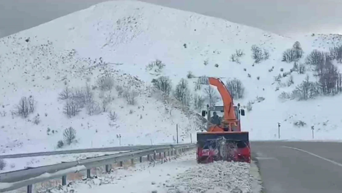 Tepebaşı ve Kop Geçidi'nde karla mücadele çalışmaları aralıksız sürdürülüyor