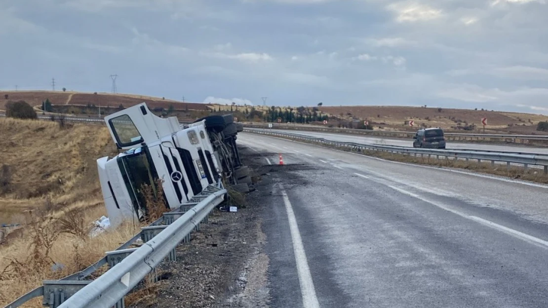 Tır kayganlaşan yolda devrildi