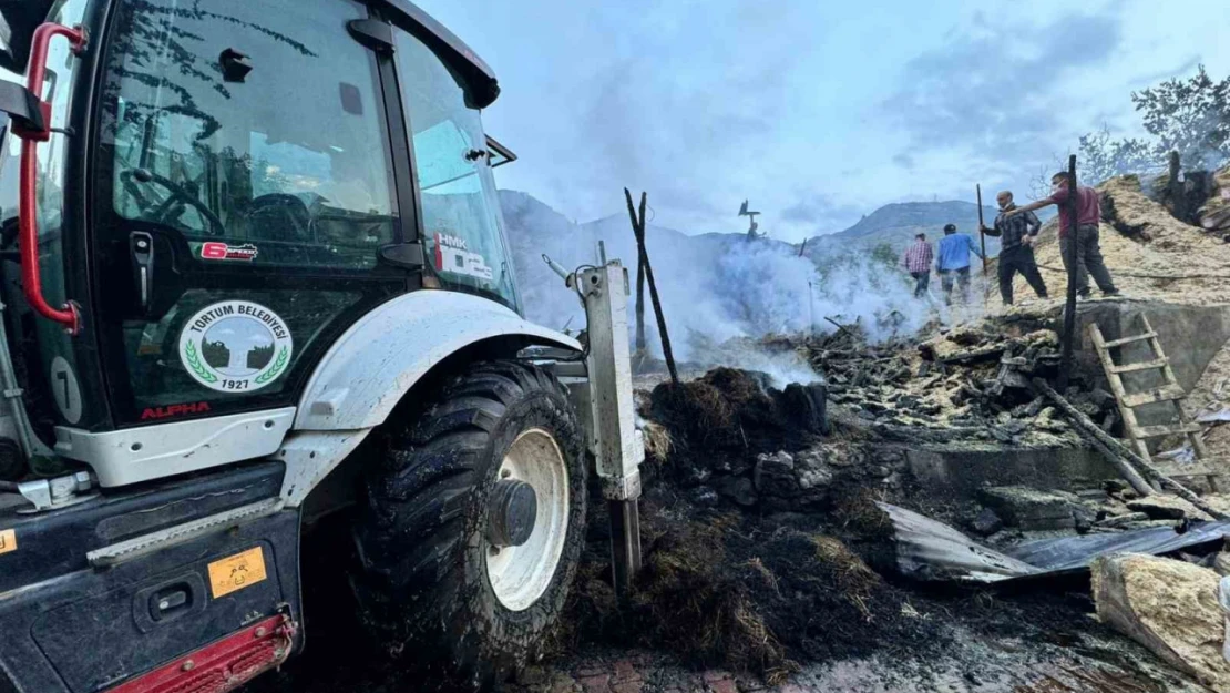 Tortum'da yangın paniği: 2 ev, 1 samanlık, 1 ahır küle döndü