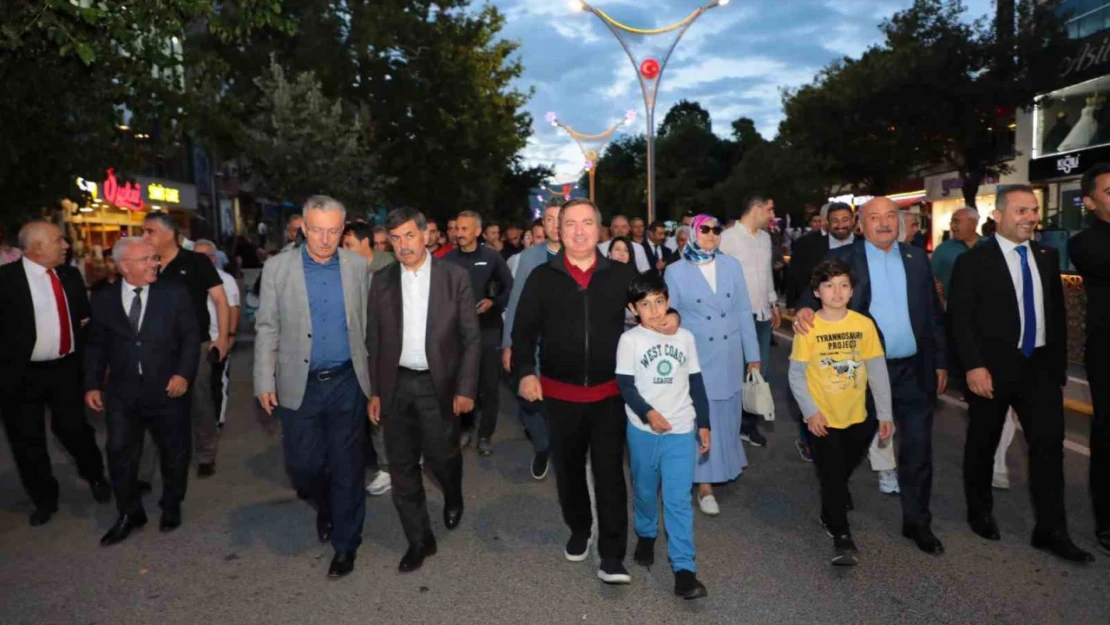 Trafiğe kapatılan Ordu Caddesi renkli görüntülere sahne oldu