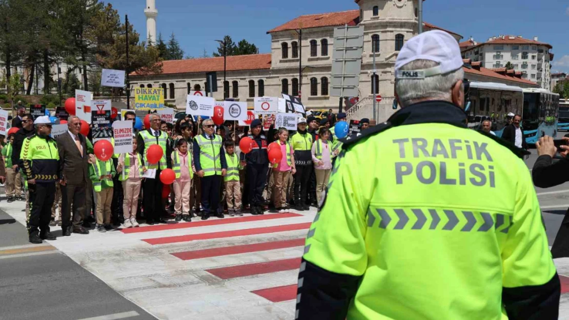 Trafik Haftası etkinliğinde validen öğrencilere simit