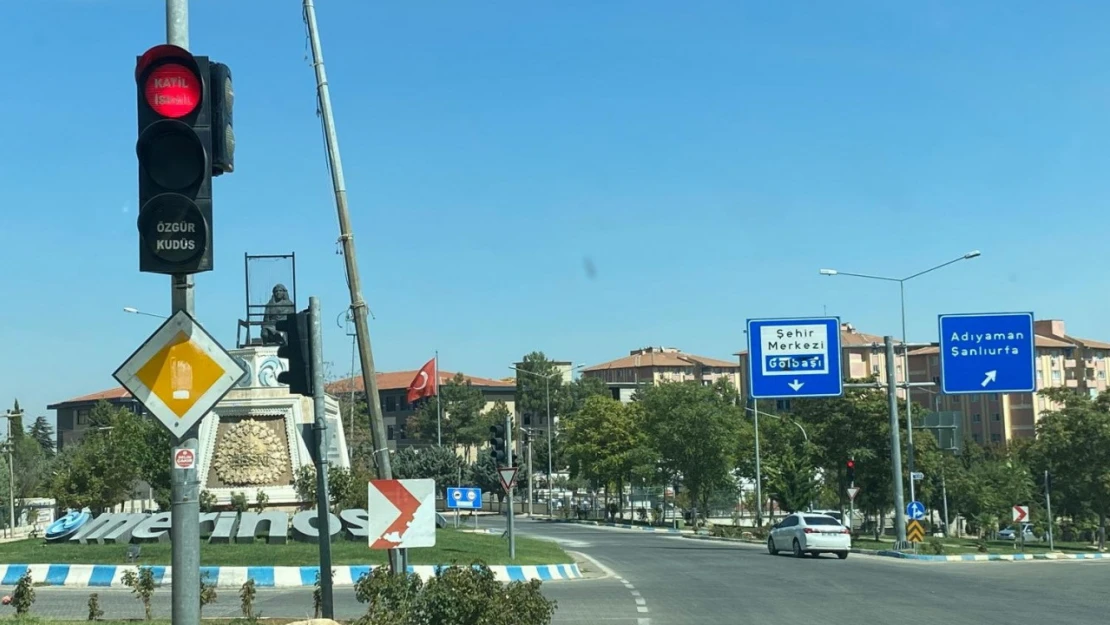 Trafik lambalarına 'Katil İsrail' yazısı