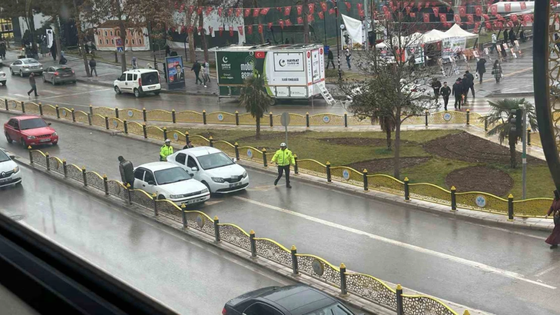 Trafikte arızalanan aracın yardımına polis ekipleri yetişti