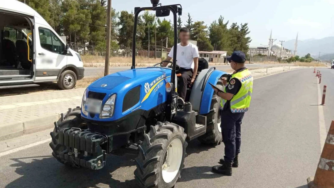 Traktör sürücülerine Jandarmadan özel denetim