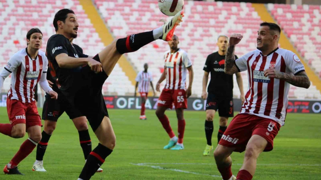 Trendyol Süper Lig: E.Y Sivasspor: 0 - Fatih Karagümrük: 0 (İlk yarı)