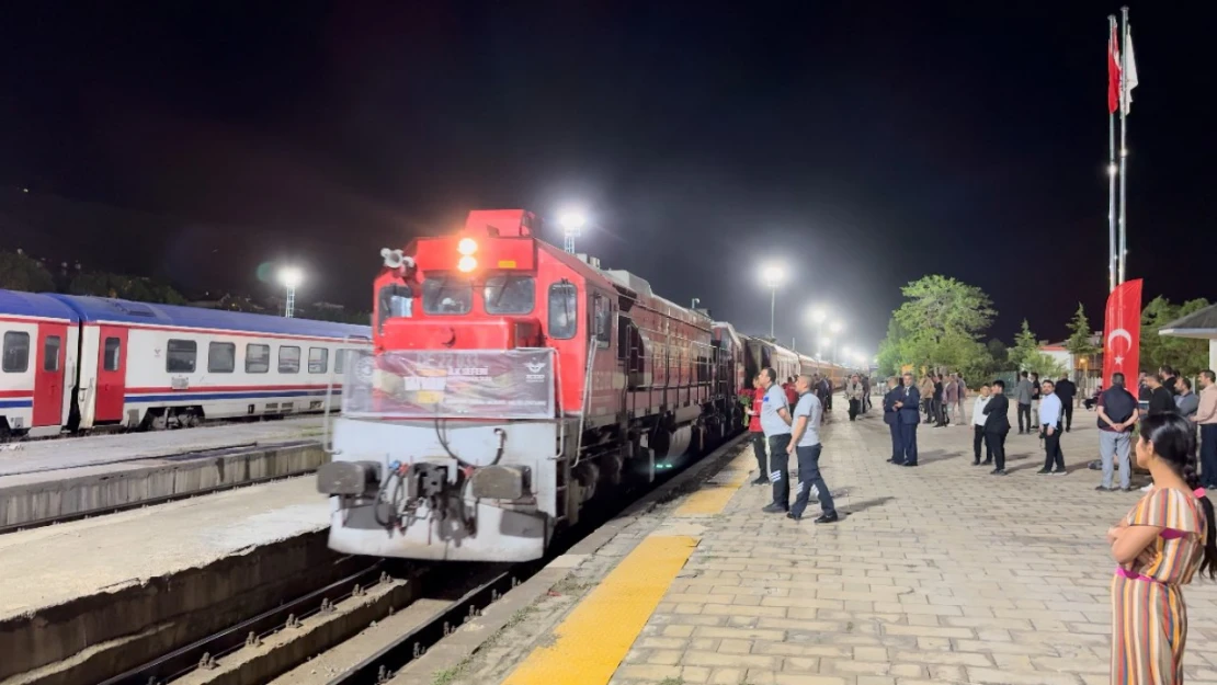 Turistik Tatvan Treni'nin ilk yolcuları Tatvan'a vardı