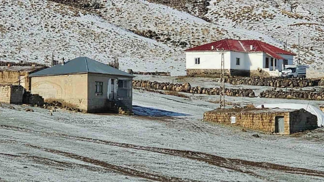 Türkiye'nin en yüksek rakımlı köyü beyaza büründü