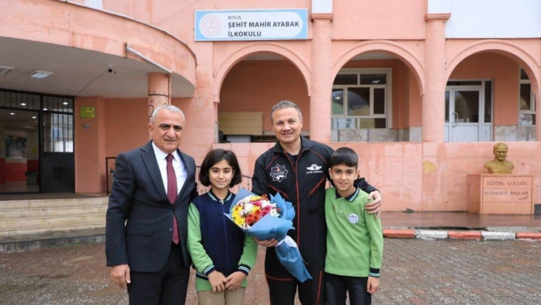 Türkiye'nin ilk astronotu Bitlis'te öğrencilerle buluştu