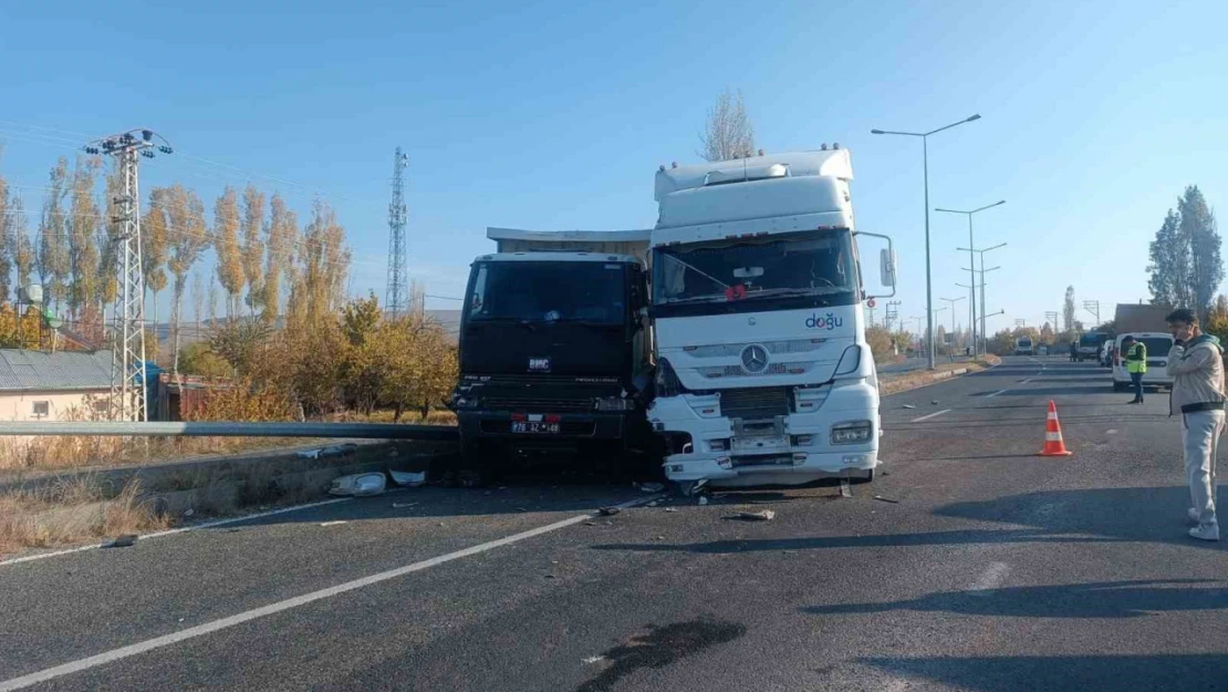 Tuzluca çevre yolunda trafik kazası: İki araç çarpıştı, sürücüler hafif yaralandı