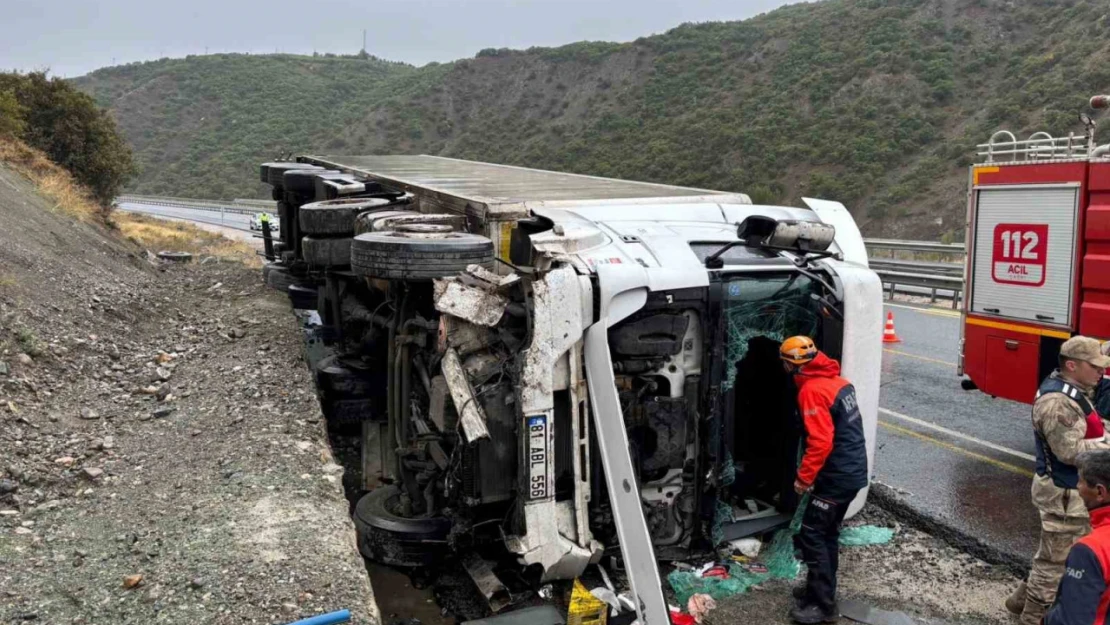 Üzümlü'de tır devrildi: 1 yaralı