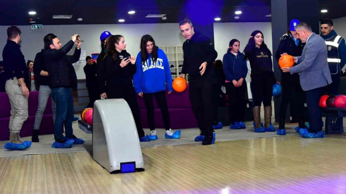 Vali Çiçek öğrencilerle bowling oynadı