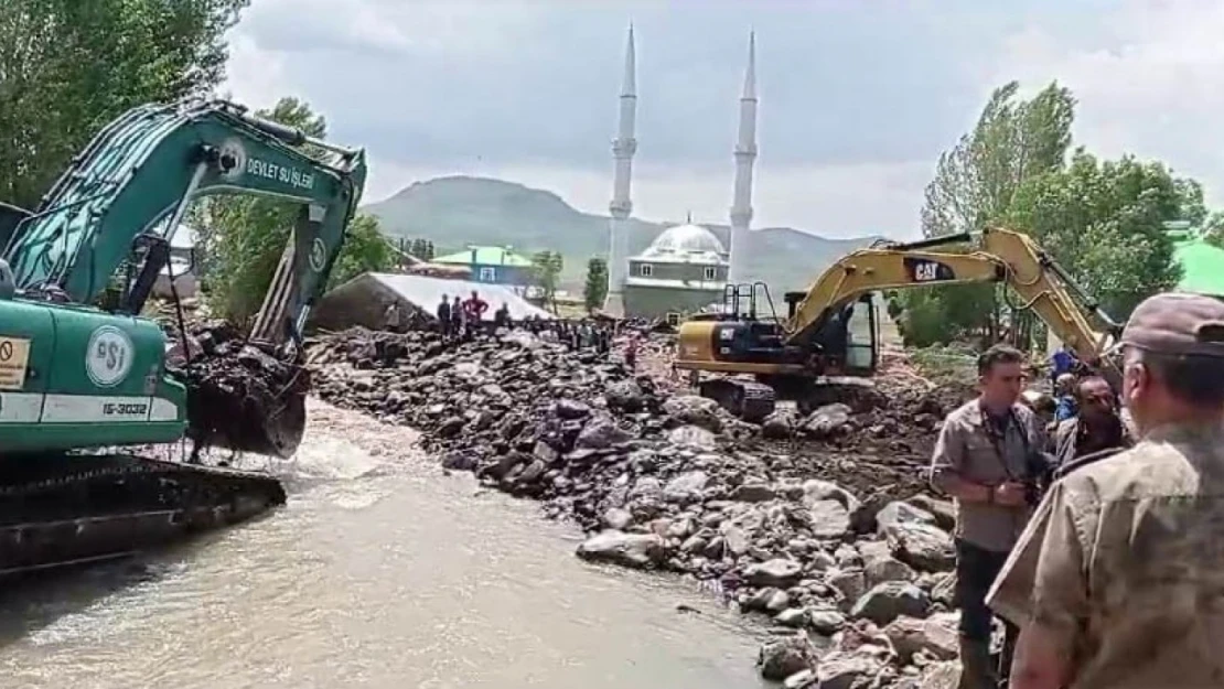 Vali Mustafa Çiftçi, Tekman'da sel yaşanan mahallelerde incelemelerde bulundu