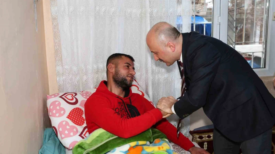 Vali Varol, yaralı askeri evinde ziyaret etti
