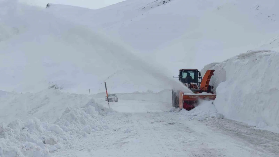 Van-Bahçesaray Karabet Geçidi'nde kar kalınlığı 2 metre 64 santimetreye ulaştı