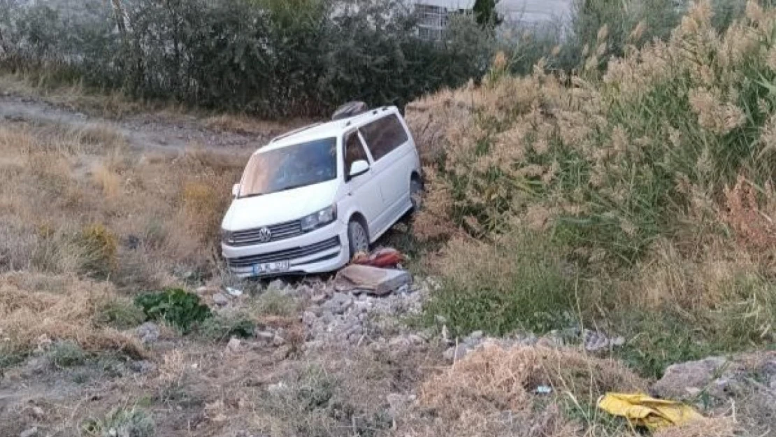 Van'da el freni çekilmeyen araç şarampole yuvarlandı