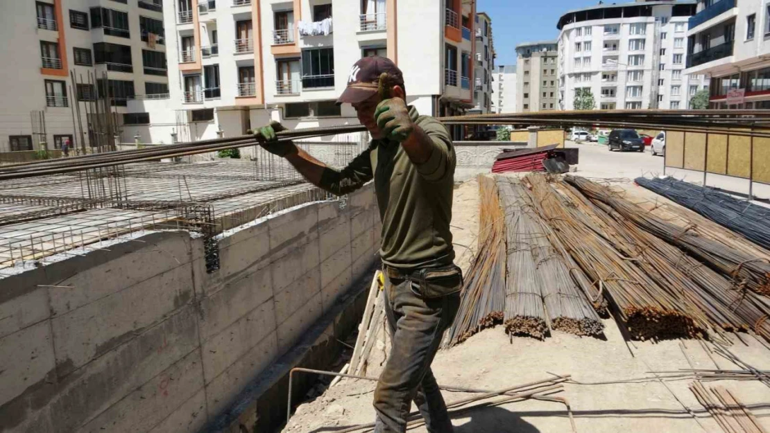 Van'da inşaat işçilerinin sıcaklarla mücadelesi başladı