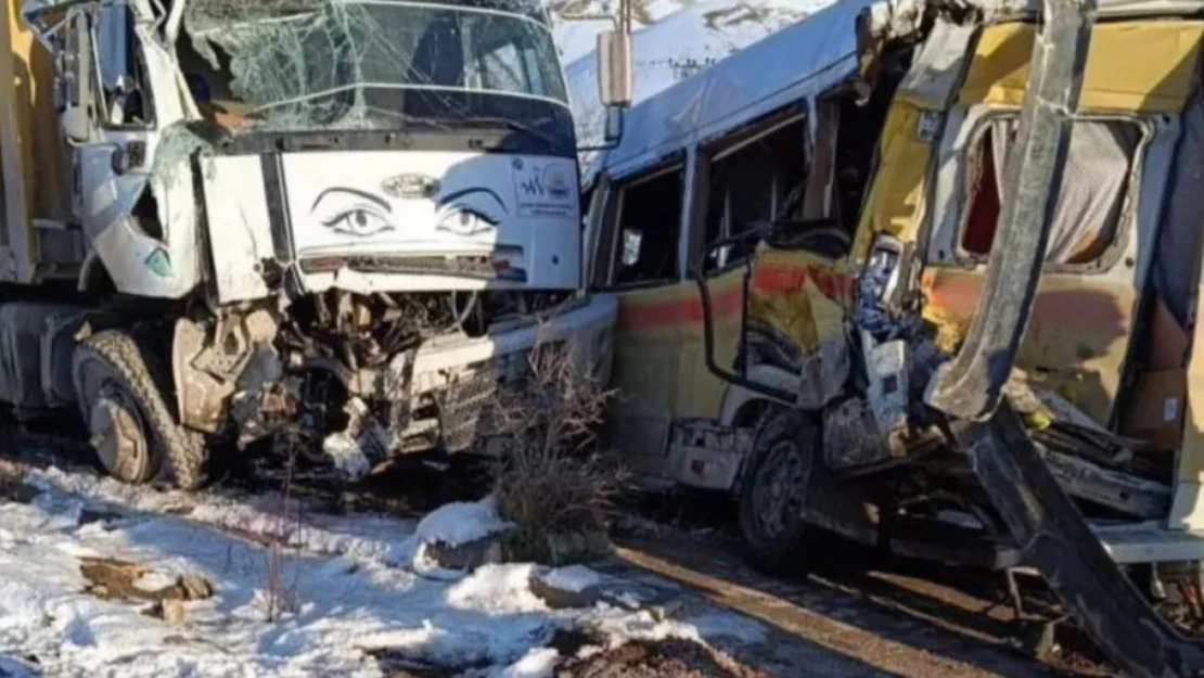 Van'da kamyon ile minibüs çarpıştı: 11 yaralı