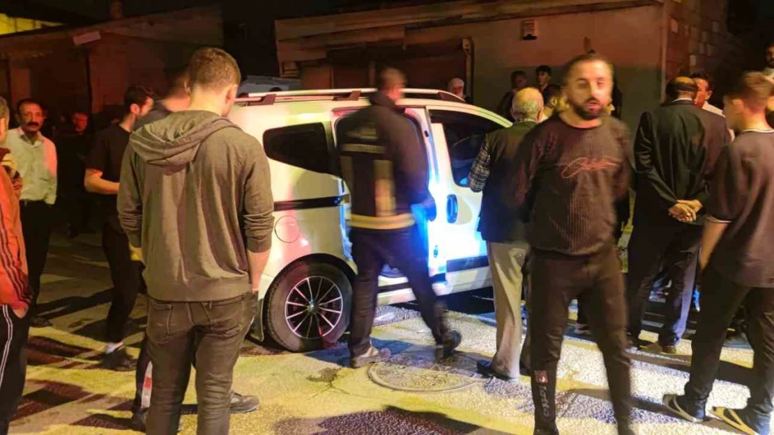 Van'da kamyonet kaldırıma çarptı: 3 yaralı