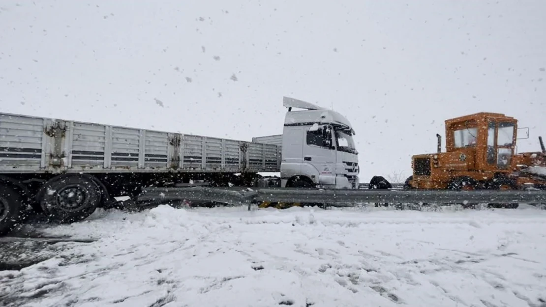 Van'da kar yağışı kazaları beraberinde getirdi