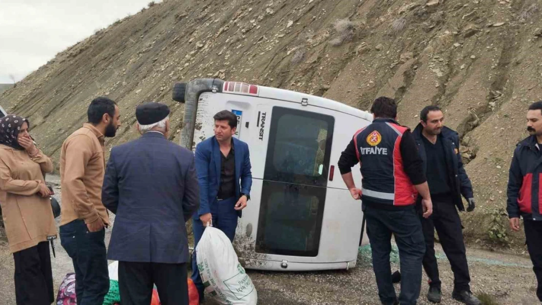 Van'da kontrolden çıkan minibüs yan yattı: 3 yaralı