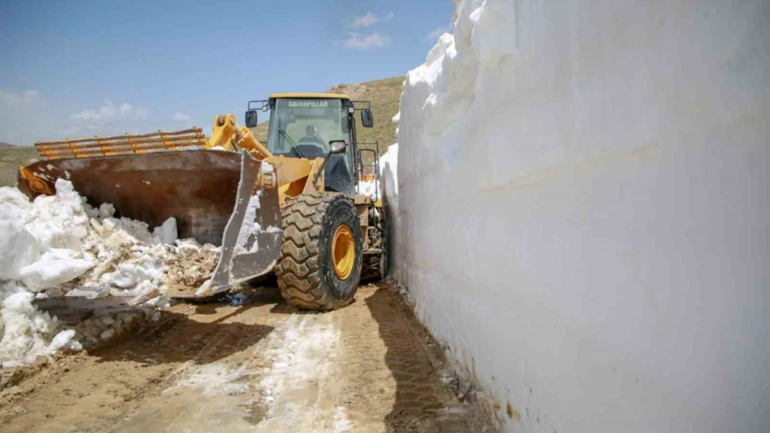 Van'da, Mayıs ayında 5 metreyi bulan karda yol açma çalışması