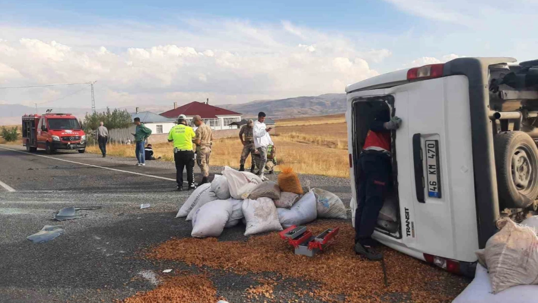 Van'da minibüs takla attı: 2 yaralı