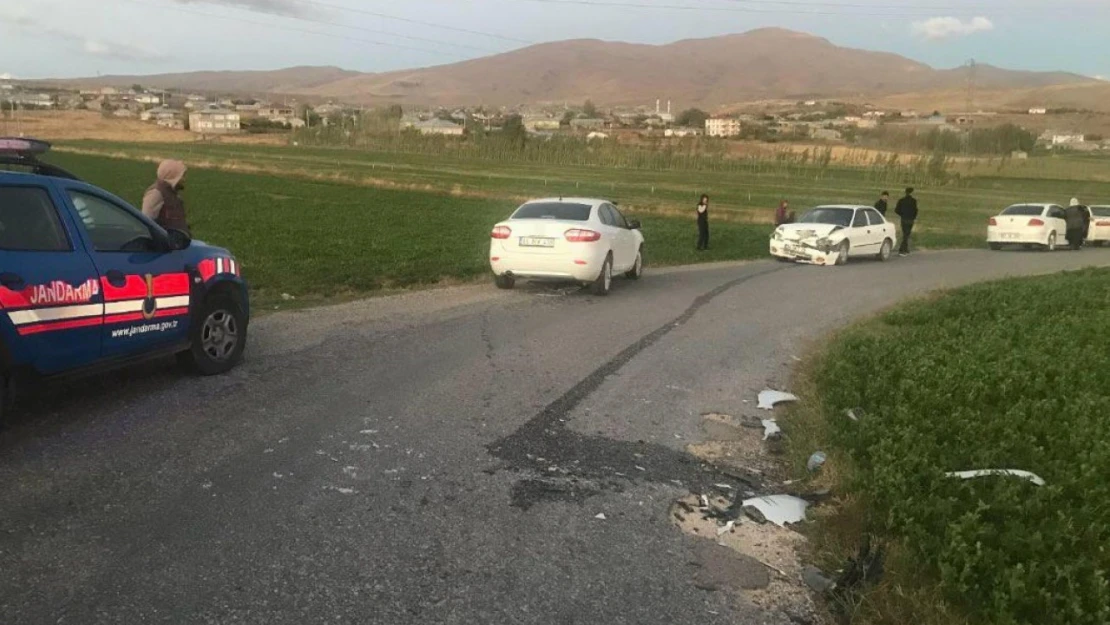 Van'da otomobil ağaca çarptı: 1 yaralı