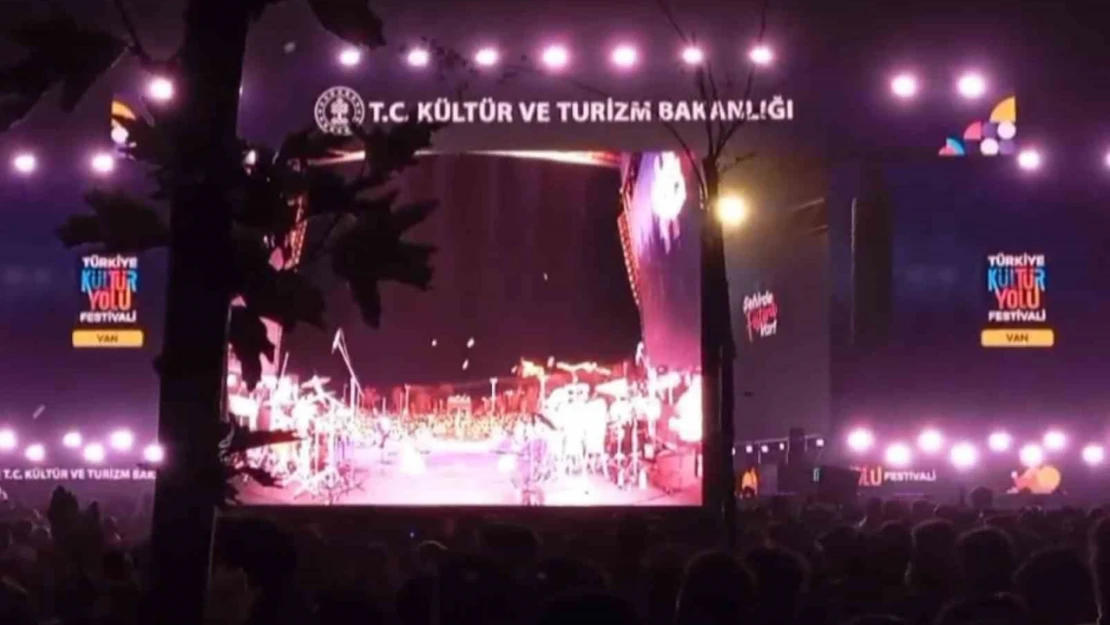 Van'da şarkıcı Bengü'nün konserinde pet şişe fırlatıldı