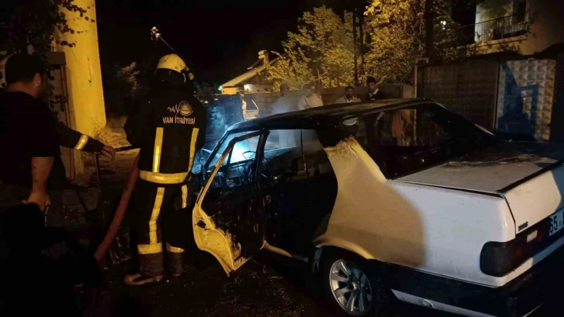 Van'da seyir halindeki otomobil alev alev yandı