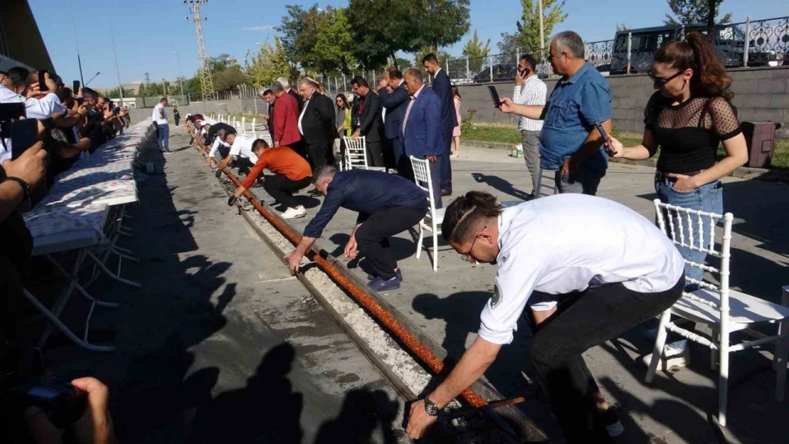 Van'da tek şişte yapılan 65 metrelik kebap dakikalar içerisinde tüketildi