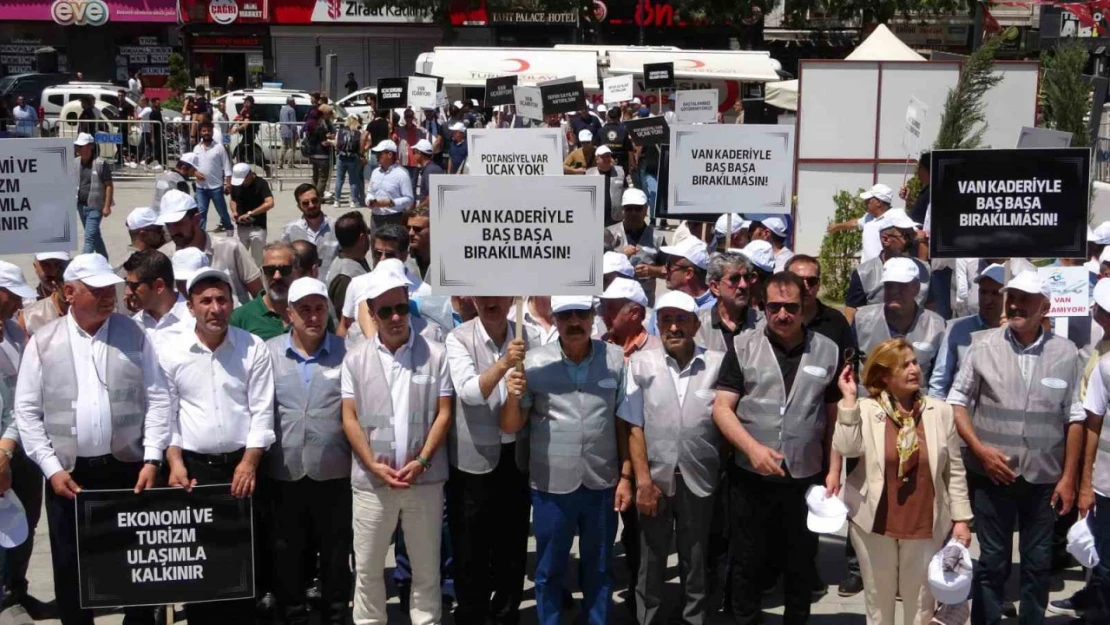 Van'da yetersiz uçak seferleri için yürüyüş yapıldı