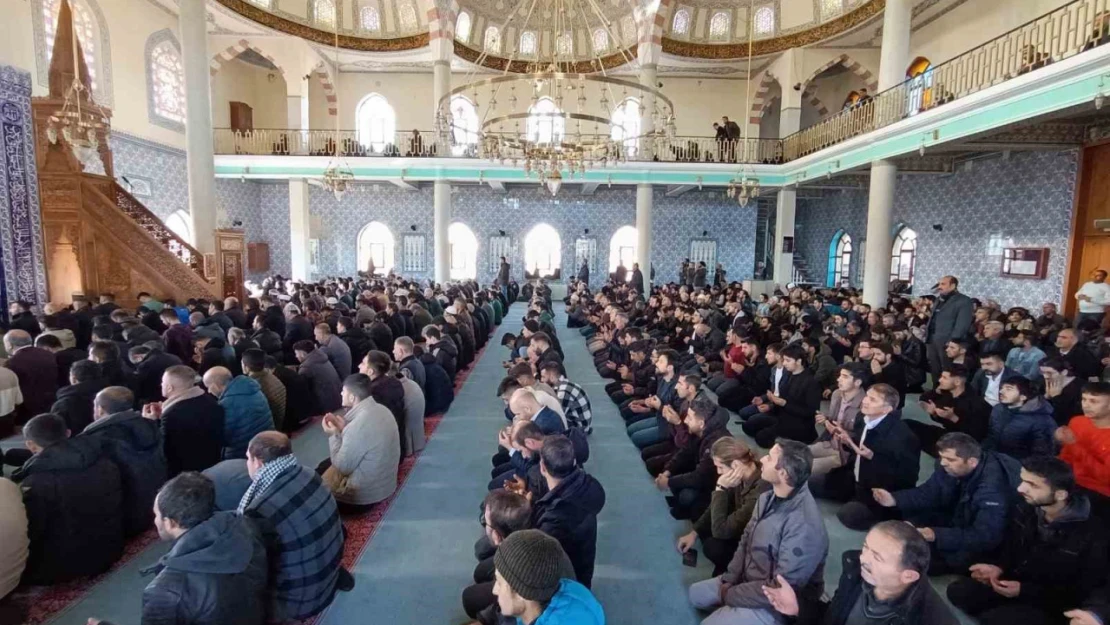 Van'daki camilerde Filistin için dua edildi