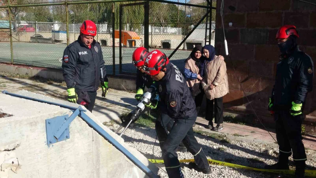 Van depreminin 13. yıl dönümünde gerçeği aratmayan tatbikat