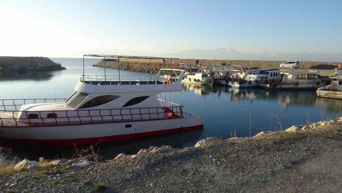 Van Gölü'nde sular çekilince, balıkçı tekneleri limanda mahsur kaldı