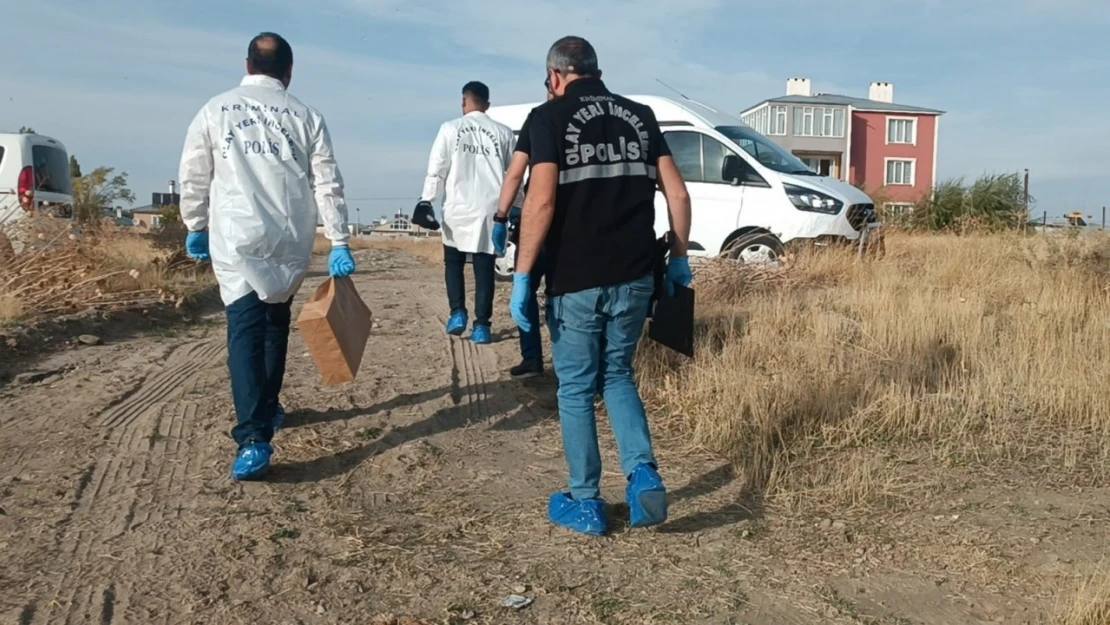 Van Gölü sahilinde Rojin'e ait olduğu iddia edilen kıyafet parçaları bulundu