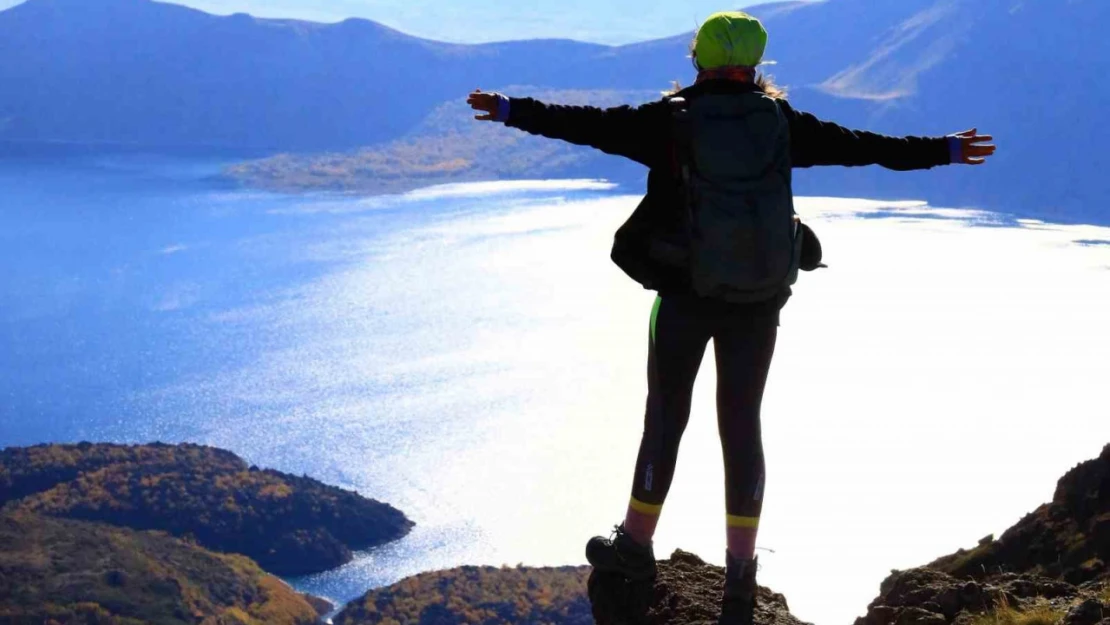 Vanlı dağcılar Nemrut Krater Gölü'nde buluştu