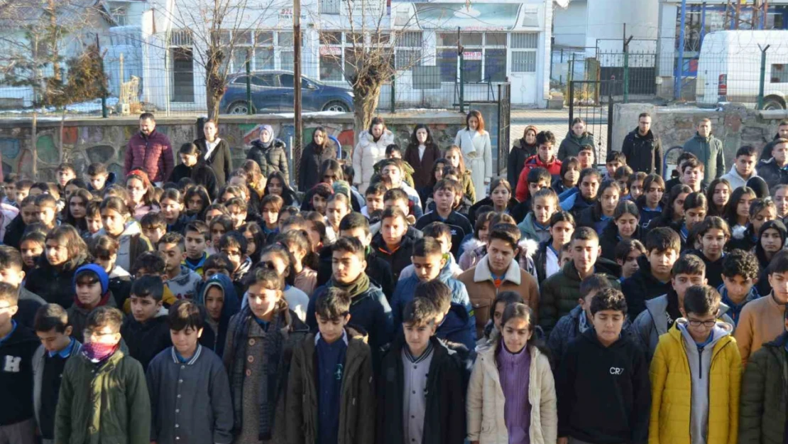 Varto'da şehit askerler için saygı duruşunda bulunuldu