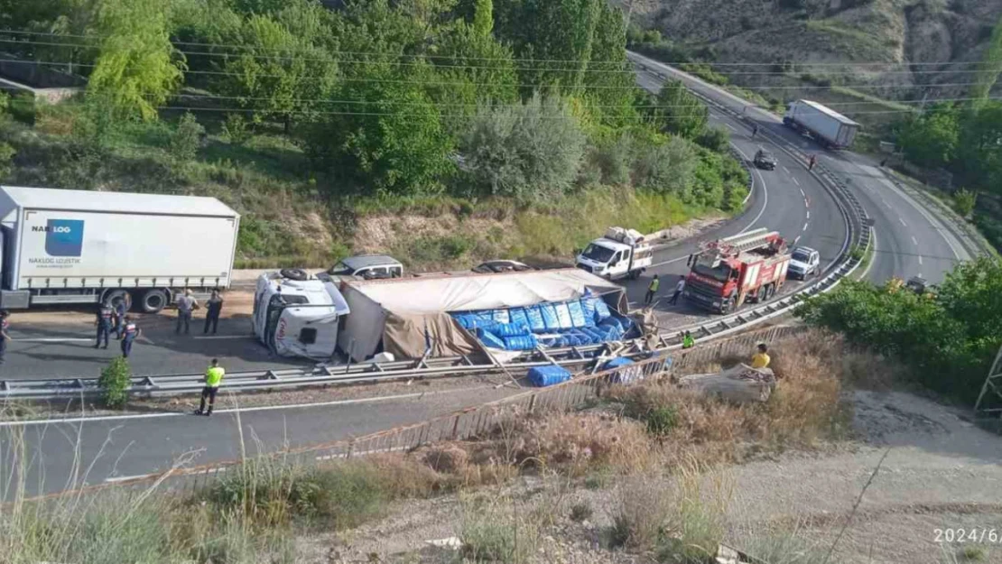 Virajı alamayan tır devrildi, sürücü ağır yaralandı