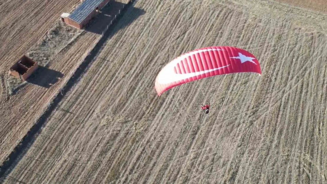 Yamaç paraşütü sporcuları, 29 Ekim Cumhuriyet Bayramı'nı gökyüzünde kutladı