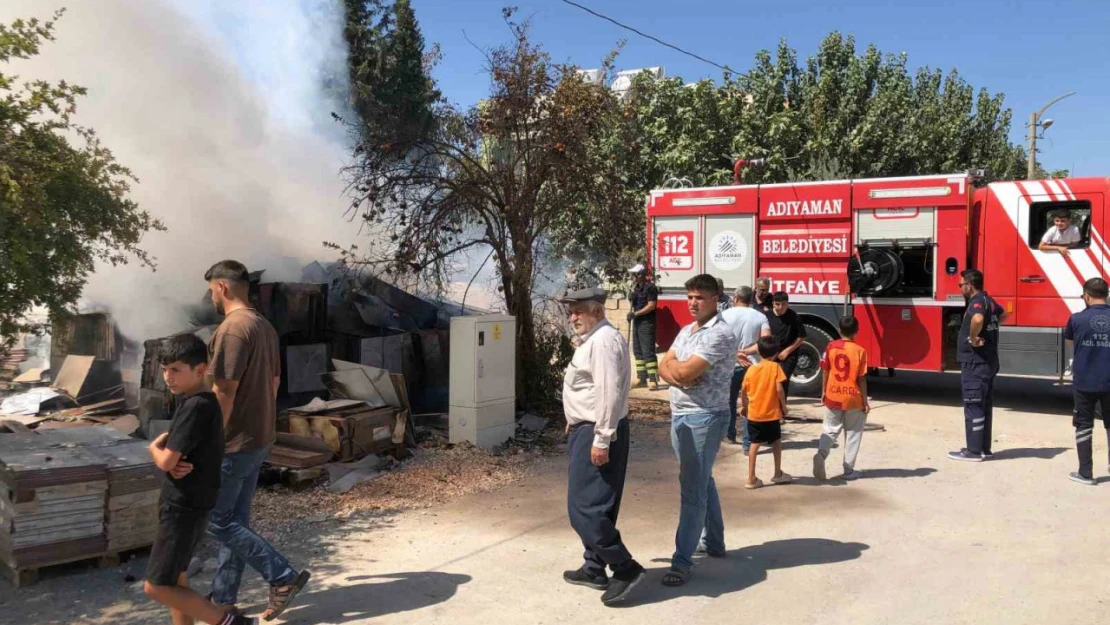 Yapı malzemelerinden çıkan yangın paniğe neden oldu