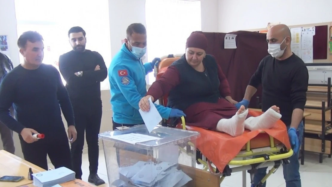 Yatağa bağımlı hastalar oy kullanmaya sedyeyle götürüldü