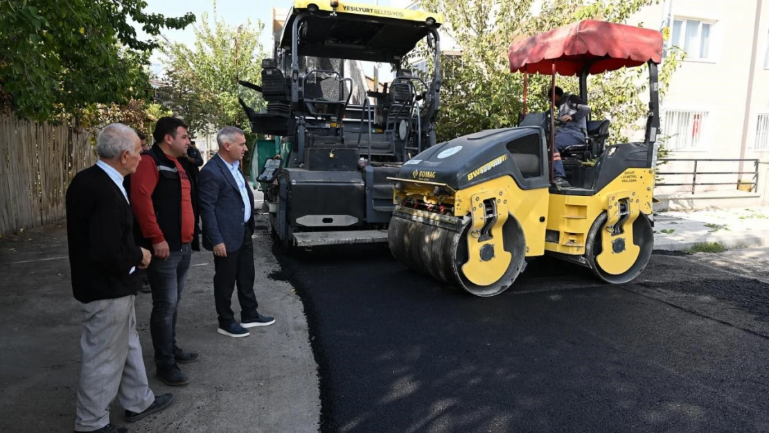 Yeşilyurt'ta yol çalışmaları sürüyor