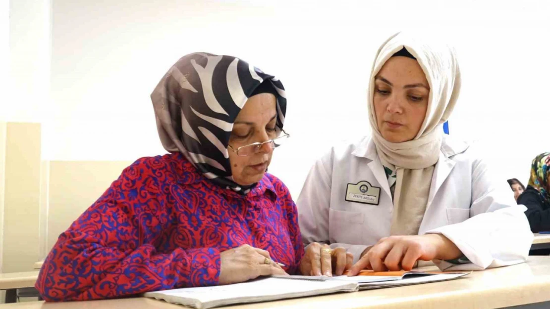 Yıllar sonra okuma-yazma öğrenen kadınlar hayata yeniden başlıyor