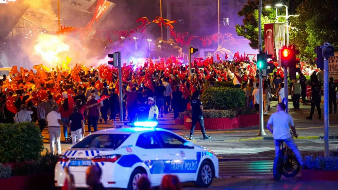 Yılmaz'dan Cumhuriyet coşkusuna davet