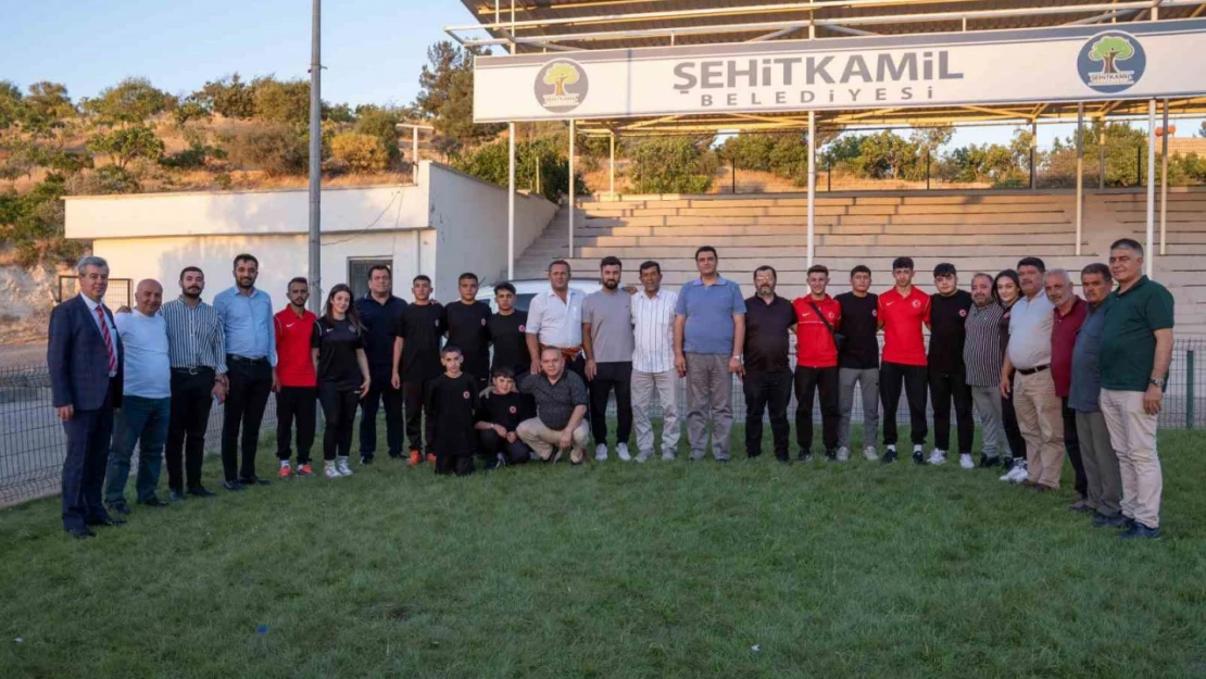 Yılmaz, dereceye giren güreşçileri ödüllendirdi