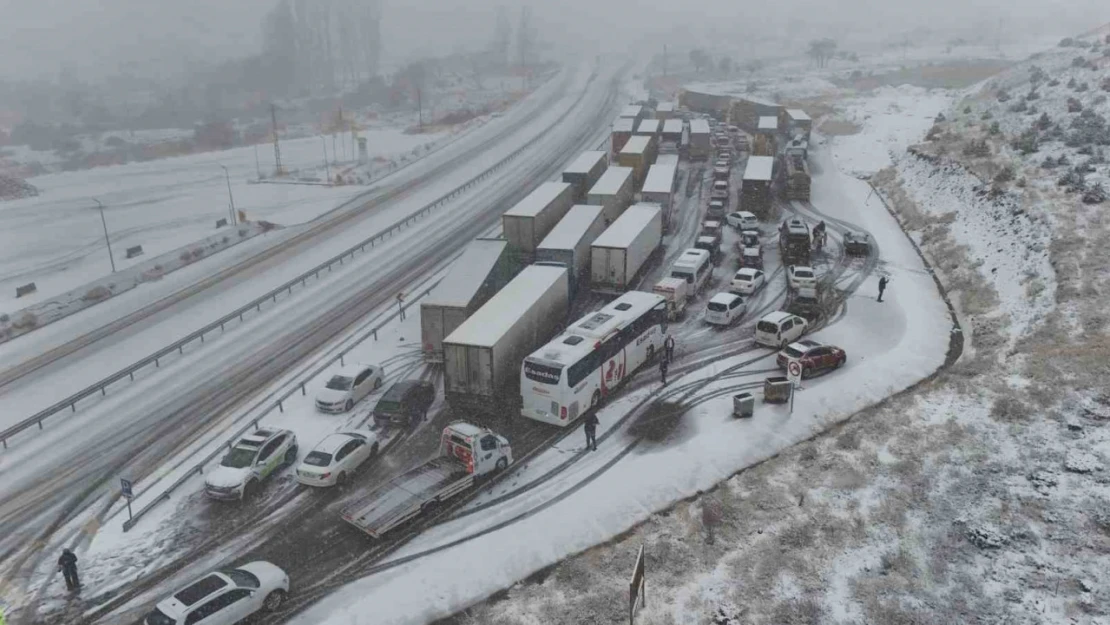 Yoğun kar yağışıyla Erzincan - Sivas kara yolu ulaşıma kapandı