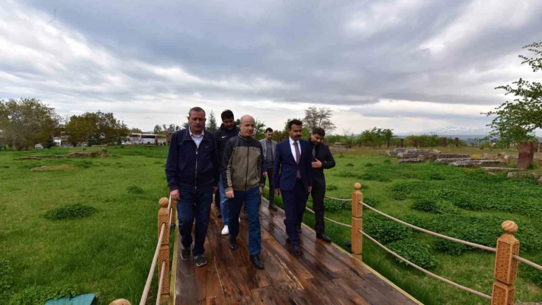 YÖK Başkanı Özvar Bitlis'te tarihi mekanları gezdi