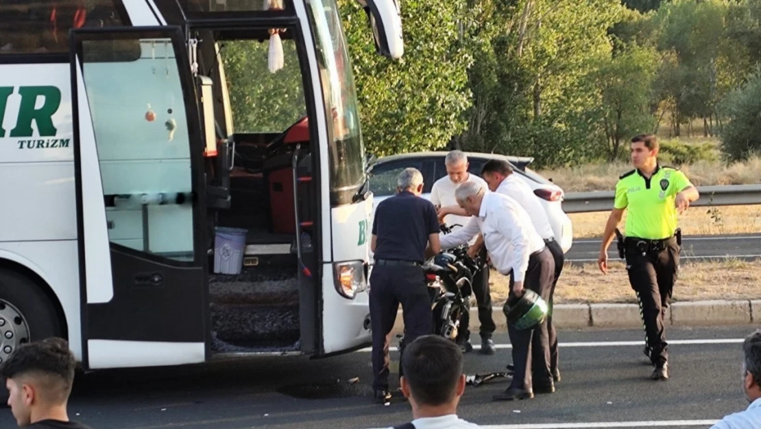 Yolcu otobüsüyle çarpışan motosikletteki şahıs hastanede vefat etti